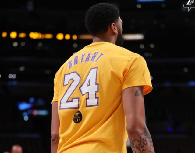 詹姆斯高空接力扣篮，点燃全场（詹姆斯空接重扣，全场沸腾）