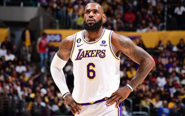 拜仁球星莱默尔复刻施魏因施泰格经典脚后跟破门（拜仁中场莱默尔上演施魏因施泰格式经典脚后跟破门）