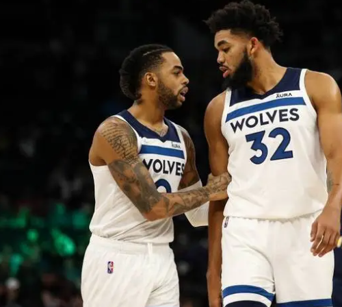 王鹤棣见老师落泪后调皮盖帽（老师落泪后，王鹤棣顽皮来个盖帽）