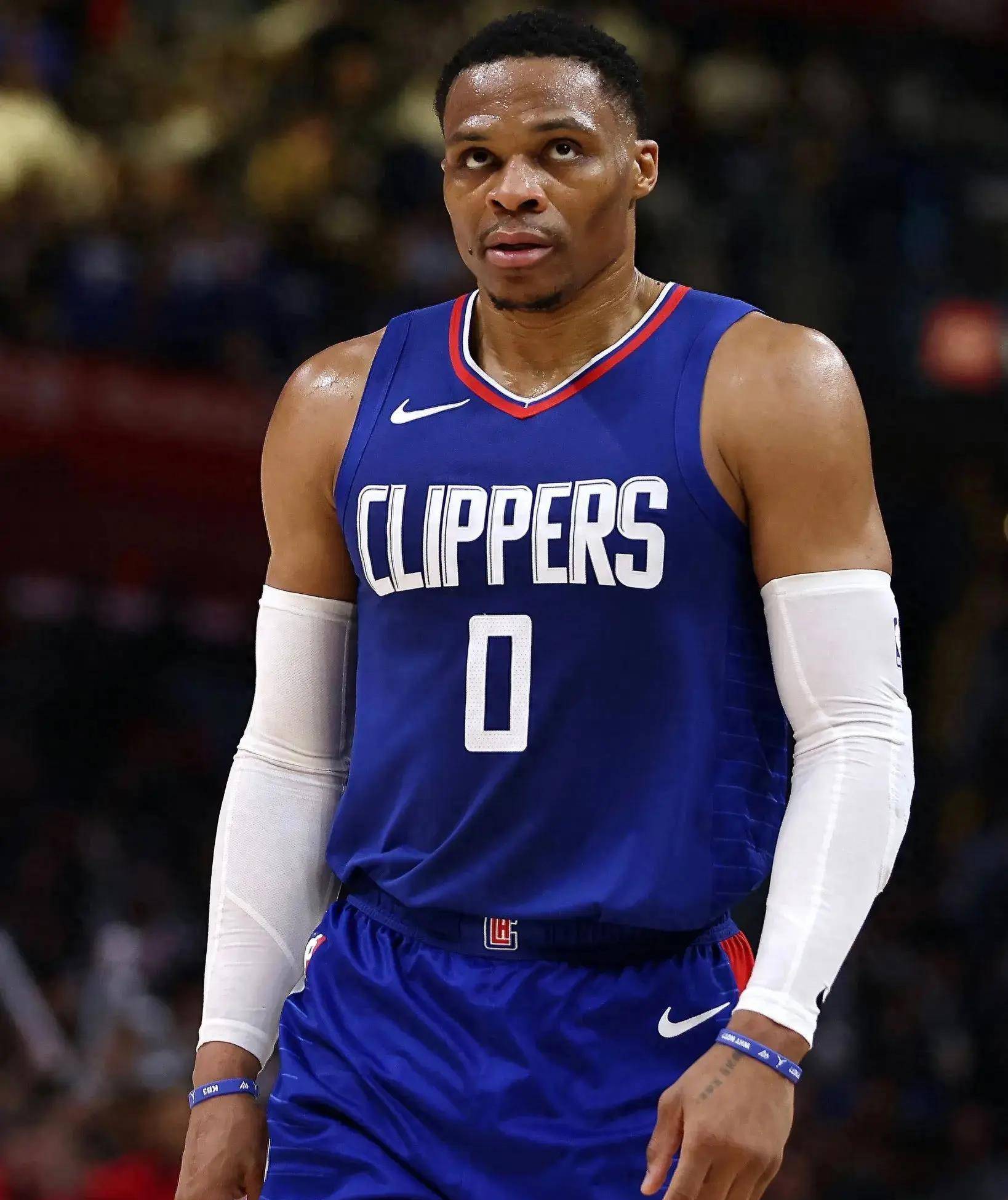 26年状元大热AJ-迪班萨，打球越来越美如画!（AJ-迪班萨成2026状元热门，球风愈发赏心悦目）