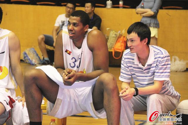 马尔卡宁持续得分表演，半场17分扛起进攻大旗（马尔卡宁手感火热，半场17分领衔进攻）