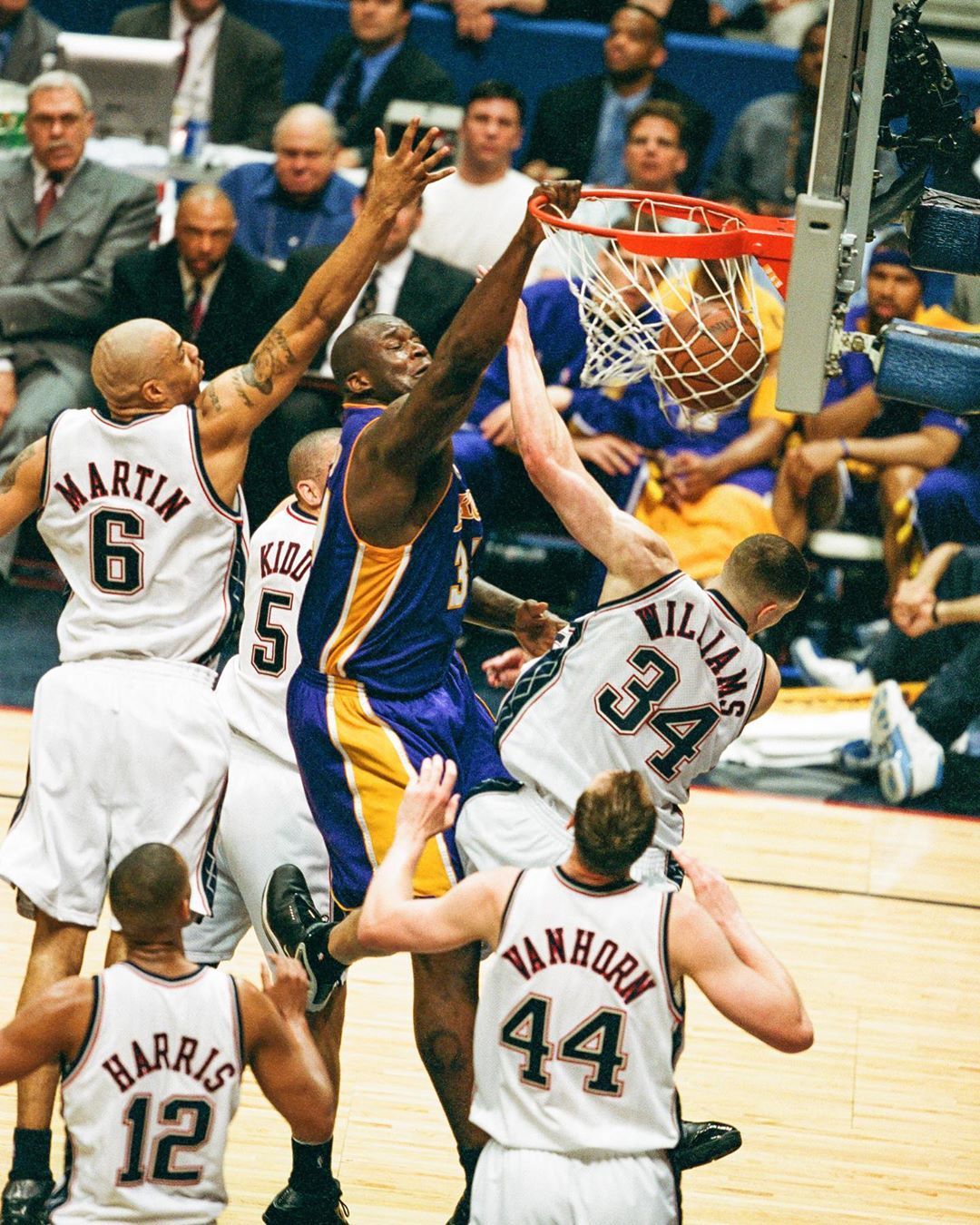 毛彪附体！四川一高校辅导员单刀面对大空门滑倒滚进球网（四川高校辅导员单刀面对空门失足，连人带球滚入球网）