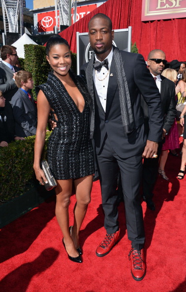 NBA：勇士主场险胜小牛（勇士主场惊险击败小牛）