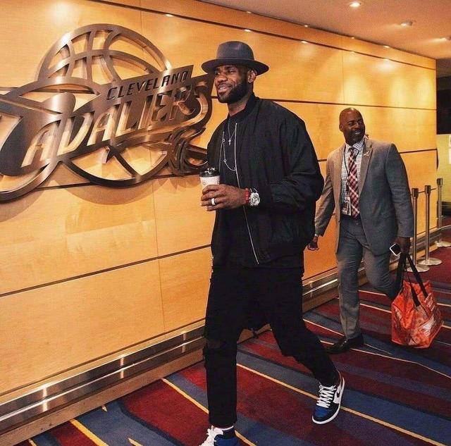 齐达内、贝克汉姆、大罗对线罗纳尔迪尼奥，梅西当时有多大？（当齐达内、贝克汉姆和大罗与罗纳尔迪尼奥争锋时，梅西几岁？）