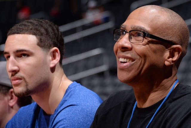 每体：莱万首选与巴萨续约，但也已开始研究其它联赛的报价（每体：莱万续约巴萨为先，已着手考虑其他联赛的报价）